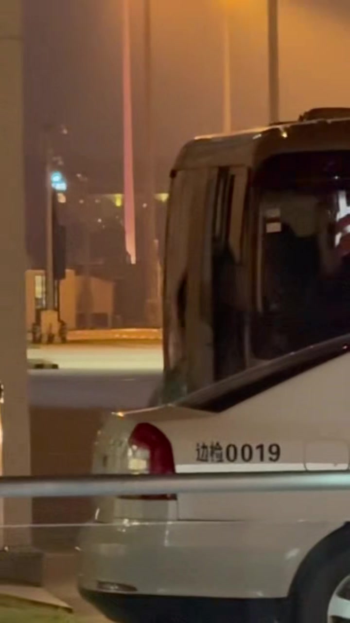 终于来了！詹姆斯搭乘包机已落地上海虹桥机场 球迷深夜热情接机