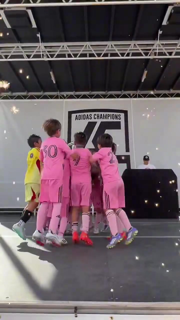 开云体育-故人之姿原来是故人之子！梅西小儿子西罗捧起冠军奖杯！