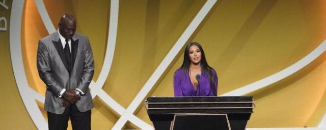 开云体育下载-瓦妮莎：科比付出终有回报 你现在是名人堂成员了